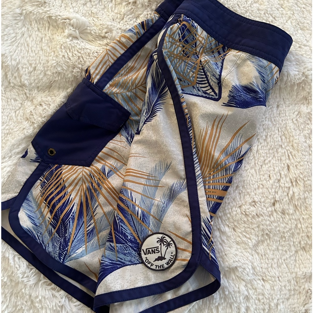 VANS shorts size M